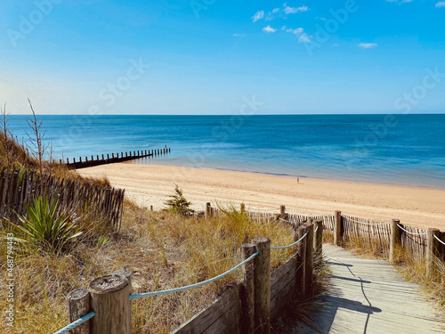 Chemin de planches menant à la plage sur l'île de Noirmoutier