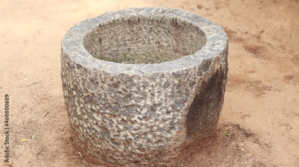 Grain grinding stone made of paddy threshing stone