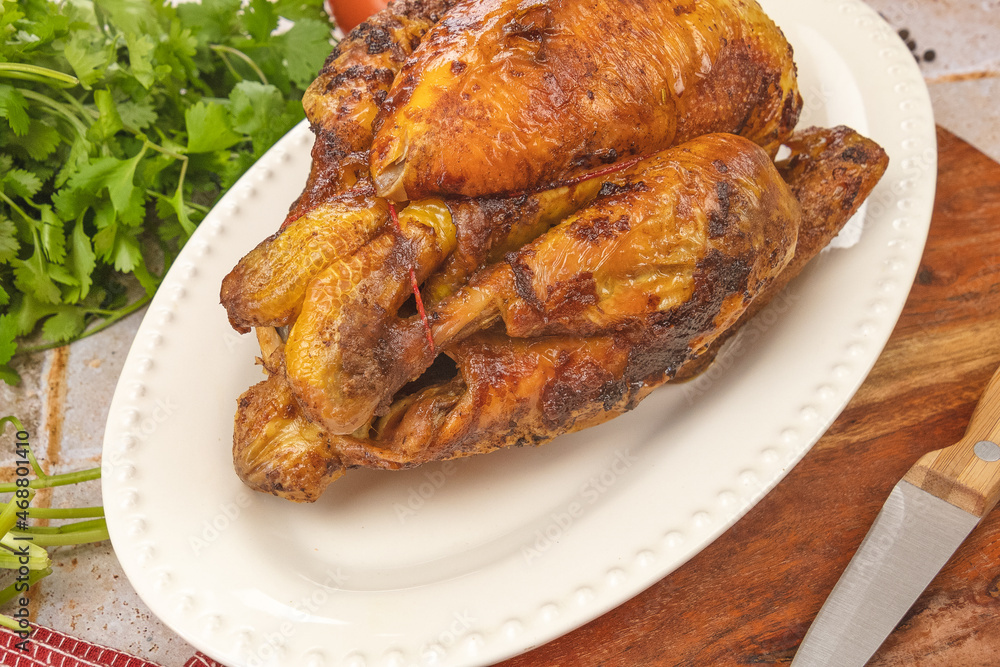 Vue rapprochée de délicieux poulet entier grillé sur une assiette Vue rapprochée de délicieux poulet entier grillé sur une assiette