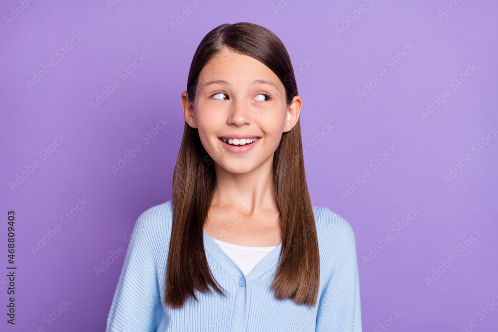 Photo of impressed brunette little girl look empty space wear blue shirt isolated on violet color background Photo of impressed brunette little girl look empty space wear blue shirt isolated on violet color background