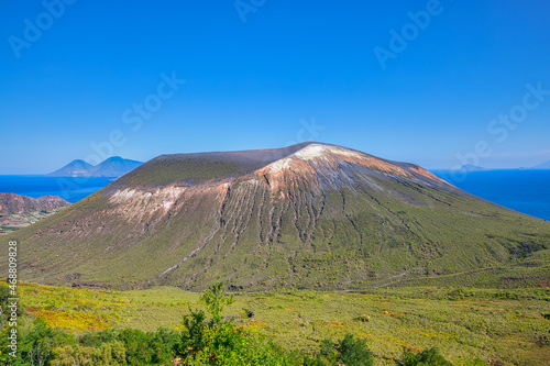 Blick vom Monte Saraceno auf Vulcano auf den stets aktiven 400 m hohen Vulkan Gran Cratere mit seinen Fumarolen und die umliegenden Inseln in Sizilien in Italien