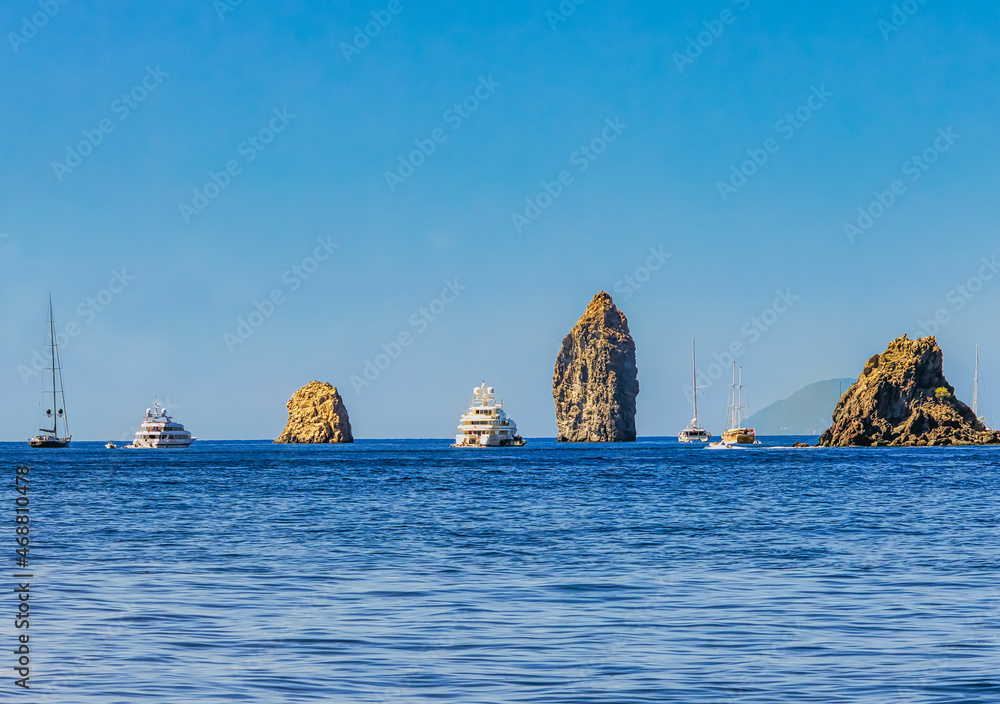 Φωτογραφία Felsformationen Faraglioni, Pietra Lunga und Pietra Menalda vor der Insel Lipari