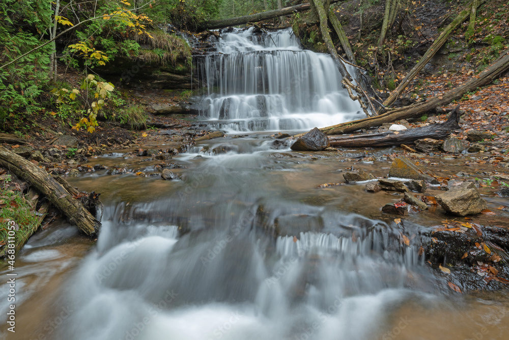Obraz premium Autumn landscape of Wagner Falls captured with motion blur, Hiawatha National Forest, Michigan's Upper Peninsula, USA