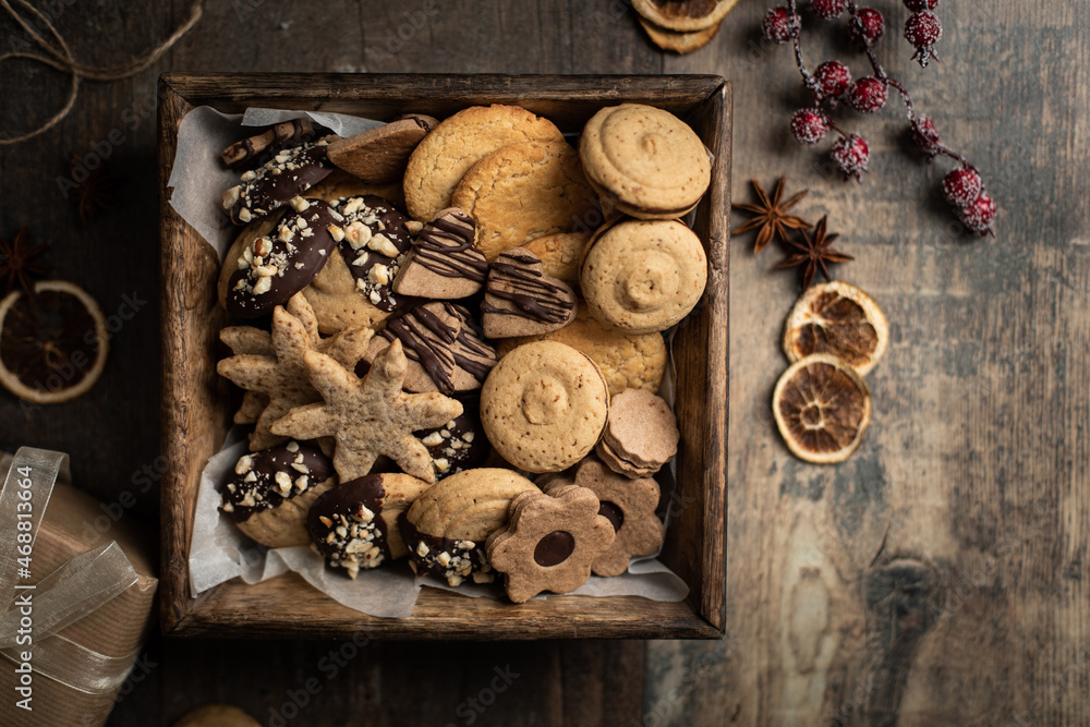 Boîte de biscuits sablés de Noël assortis sur une table avec sapin et  décorations de Noël Stock Photo | Adobe Stock