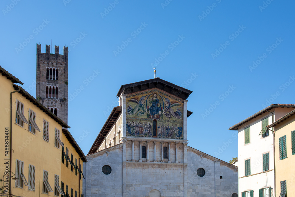Frontseite der romanischen Kirche San Frediano in der Altstadt von Lucca in der Toskana