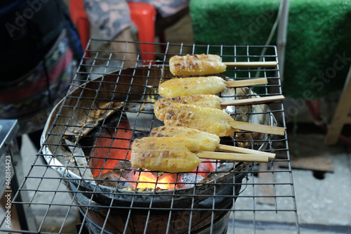 Glutinous rice dipped in egg and grilled on fire Thailand is called 