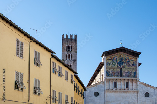 Fotografiet Frontseite der romanischen Kirche San Frediano in der Altstadt von Lucca in der