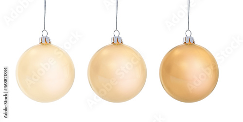 Drei Goldene Weihnachtskugeln aus Glas vor weissem Hintergrund