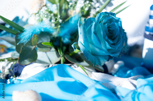 Blue roses on table © Kapisson