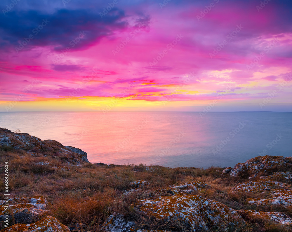 Obraz premium pink coloured sea bay at the twilight