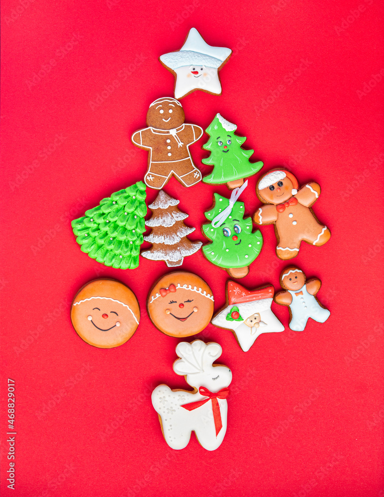 Naklejka premium gingerbread cookies on the table shape of christmas tree new year ginger cake vanilla gingerbread homemade cakes dessert copy space food background rustic
