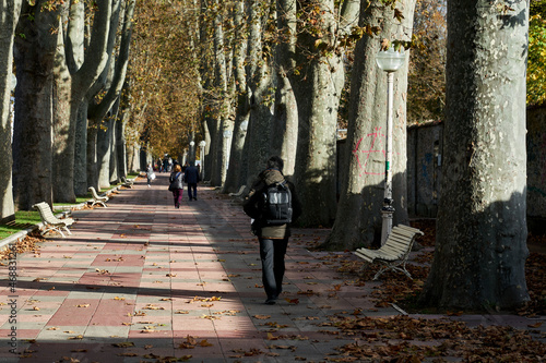 paseantes y cicistas a primera hora de la tarde de otoño centro Vitoria (País Vasco) España