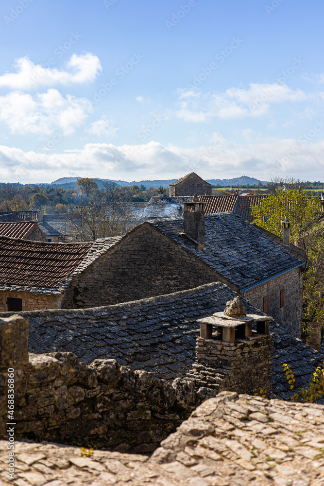Ruelle et toits du village médiéval de La Couvertoirade (Occitanie, France)