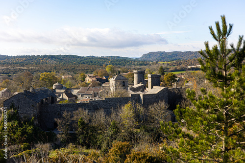 Vue sur le village médiéval de La Couvertoirade dans le Larzac (Occitanie, France)