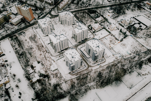 Park przykryty śniegiem