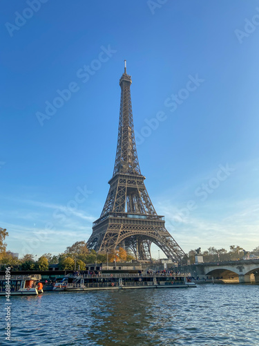 Tour Eiffel vue depuis les quais de Seine à Paris