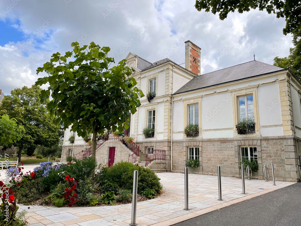 Établissement public et Végétation à Montaigu en Vendée