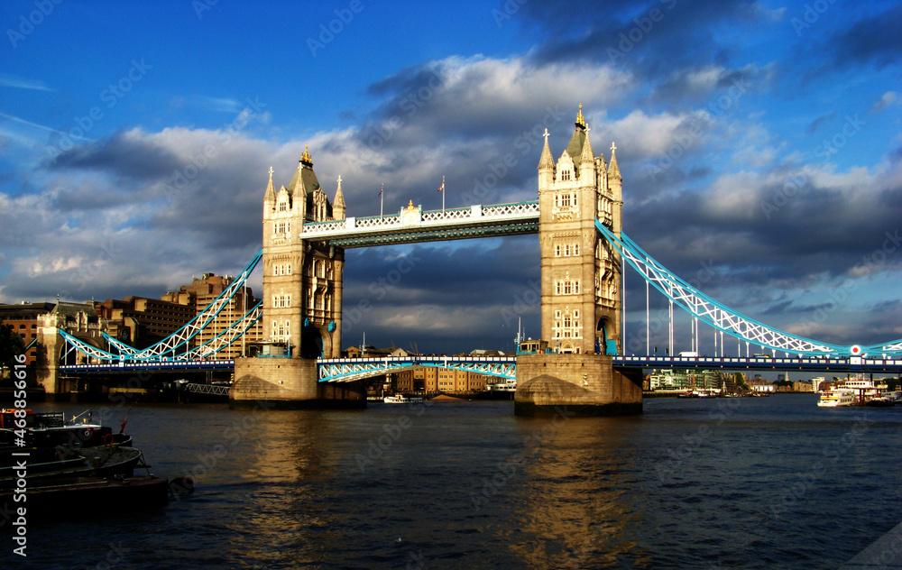 Obraz premium Clouds over Tower Bridge - London