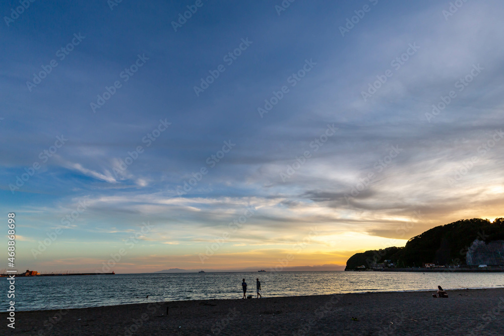 Obraz premium 夏の夕暮れ時の海岸