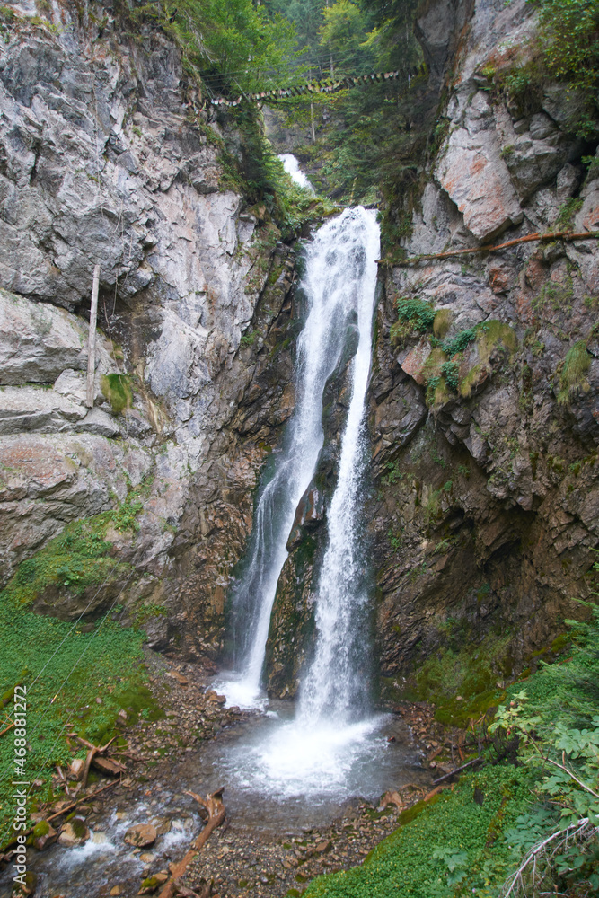 Cascade du garet dans les Pyrénées Cascade du garet dans les Pyrénées