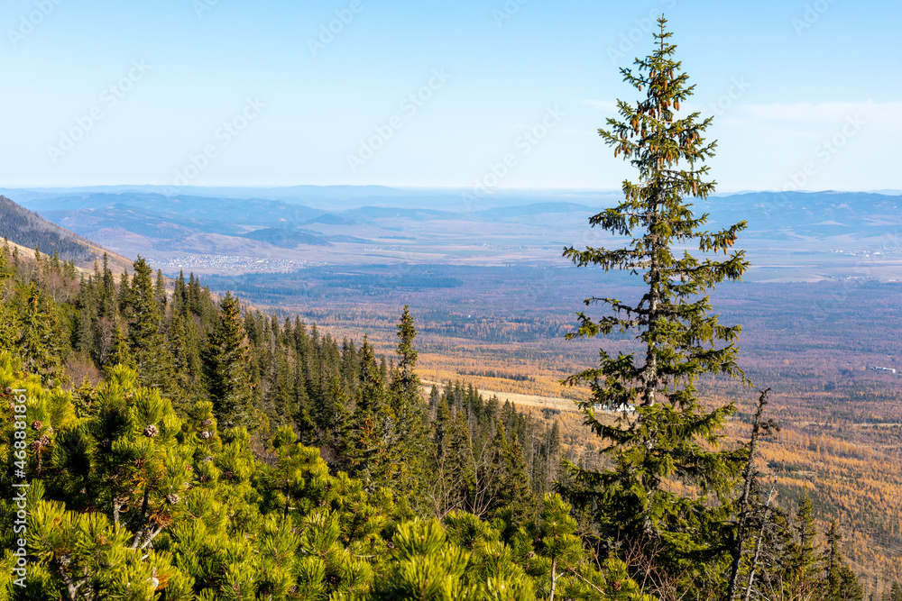 Obraz premium Slovakia. Beautiful autumn landscape of High Tatras trekking to Lomnicky Peak (Lomnicky stit ) and Kezmarsky Peak, Slovakia