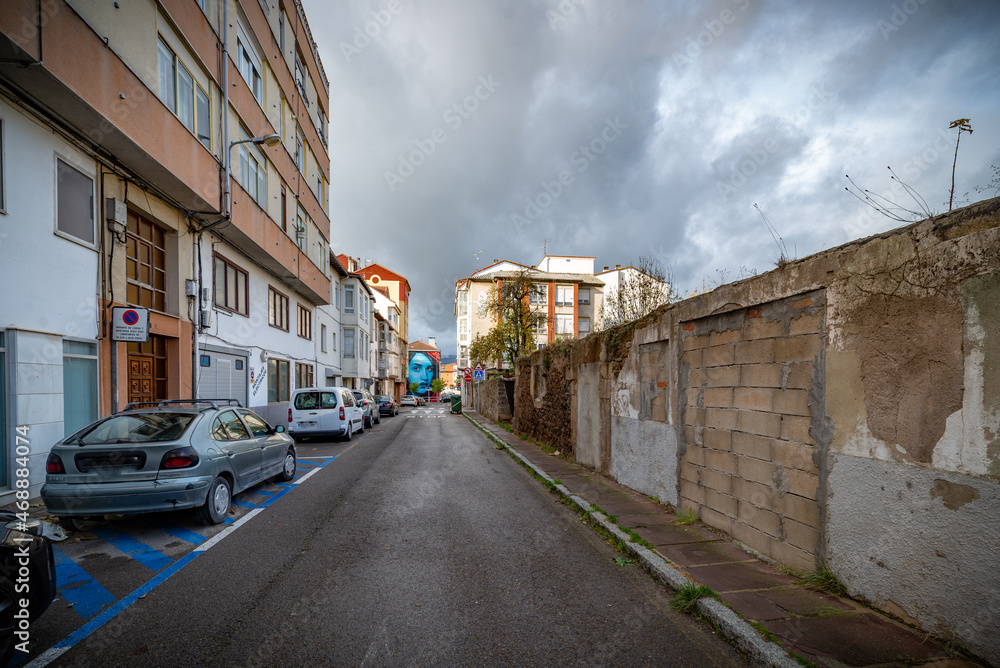 ciudad postindustrial del norte de España con decadencia urbana