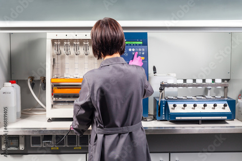 Photos Laboratory assistant in the laboratory of of food quality.