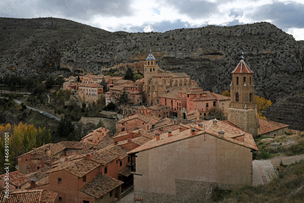 Obraz premium Beautiful old architecture and buildings in the mountain village of Albarracin, Spain