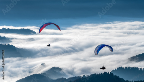 Φωτογραφία Two paragliders over ground fog in the Black Forest