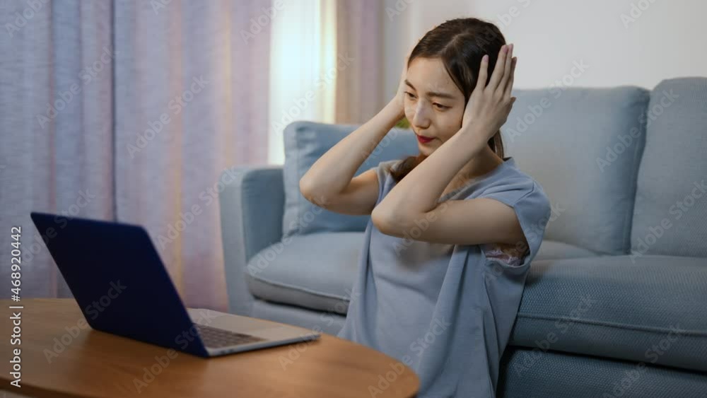 ノートパソコンを使う若い女性 ノートパソコンを使う若い女性