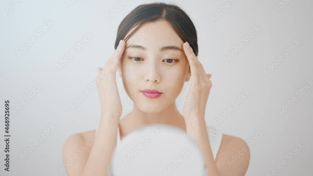 ビューティーイメージ　スキンケアをする若い女性