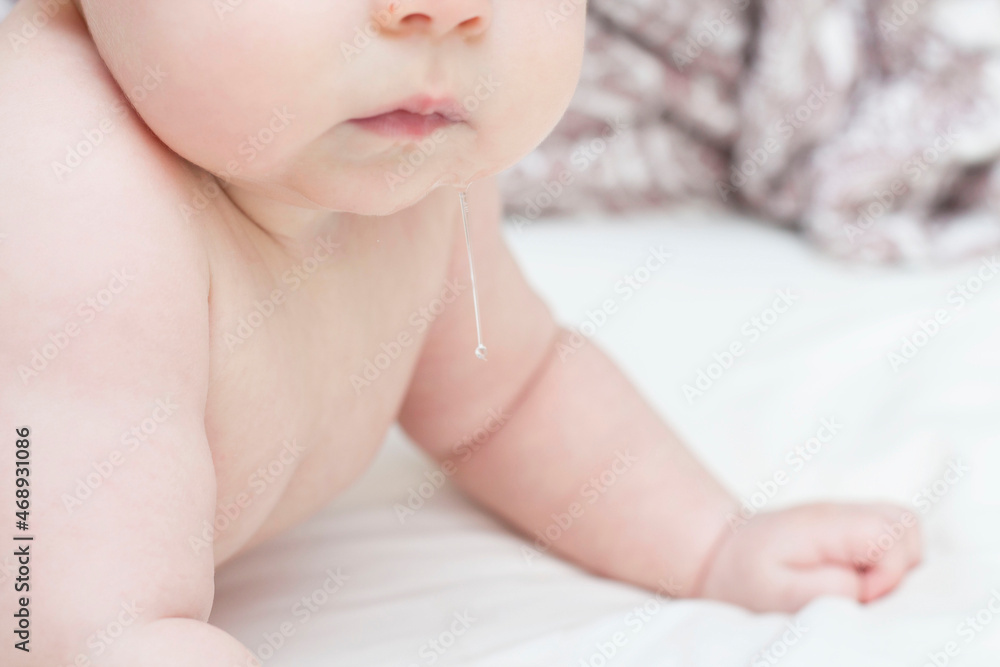 The baby's saliva is flowing. Teething The baby's saliva is flowing. Teething