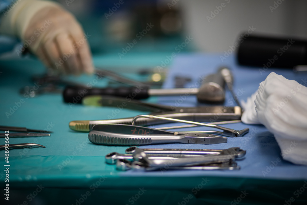 surgical instruments, the surgeon takes the instrument during the operation, the operation in the hospital, the operating nurse surgical instruments, the surgeon takes the instrument during the operation, the operation in the hospital, the operating nurse