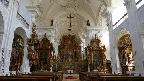 Blick zum Chor  M  nster St. Peter und Paul in Obermarchtal