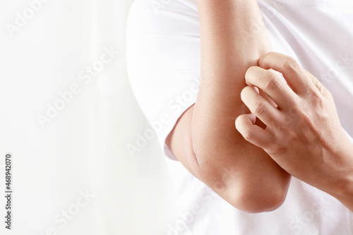 Health problems, man has itchy hands