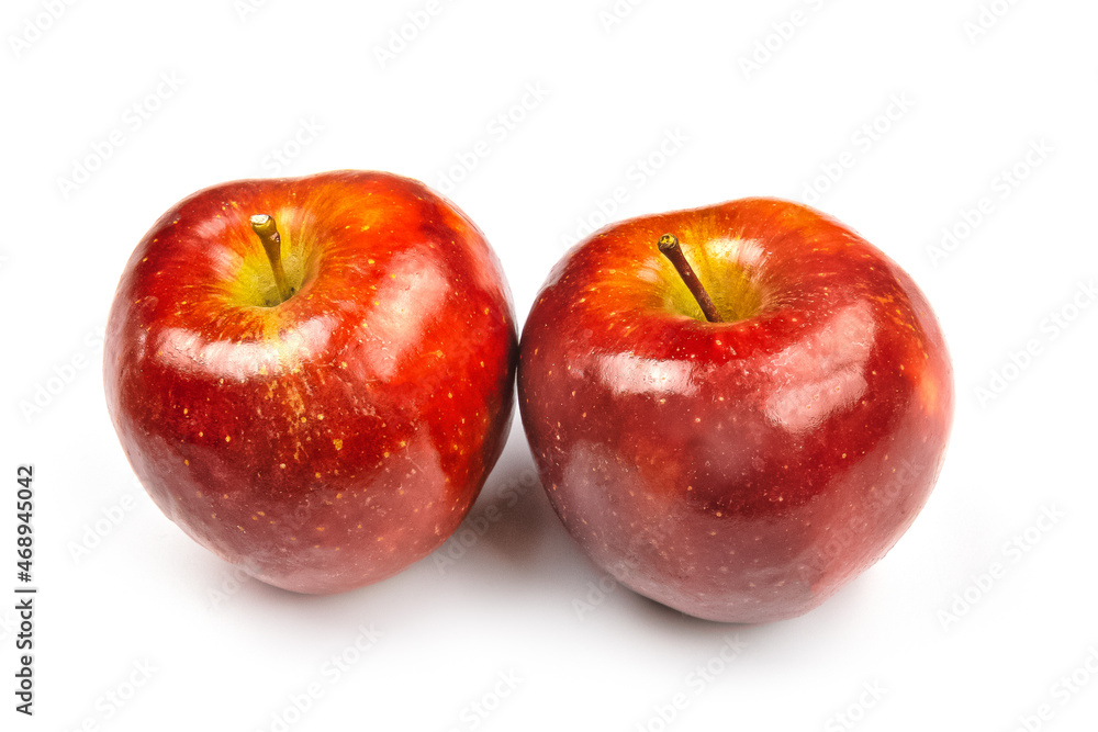 Pommes fraîches mûres juteuses rouges isolés sur fond blanc Pommes fraîches mûres juteuses rouges isolés sur fond blanc