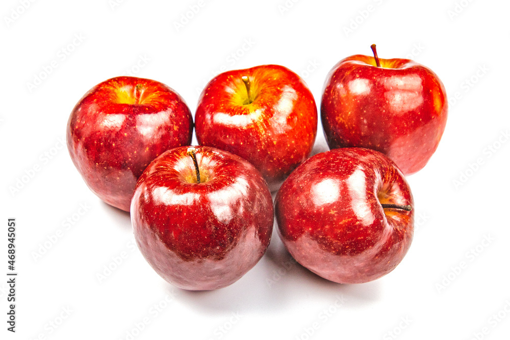 Pommes fraîches mûres juteuses rouges isolés sur fond blanc