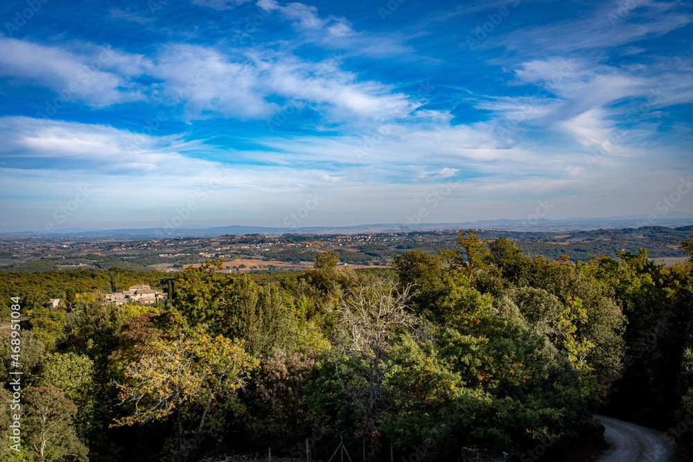 Panorama attorno a Monteriggioni in Toscana con Siena sullo sfondo