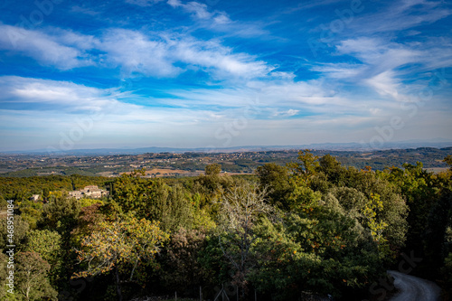 Panorama attorno a Monteriggioni in Toscana con Siena sullo sfondo