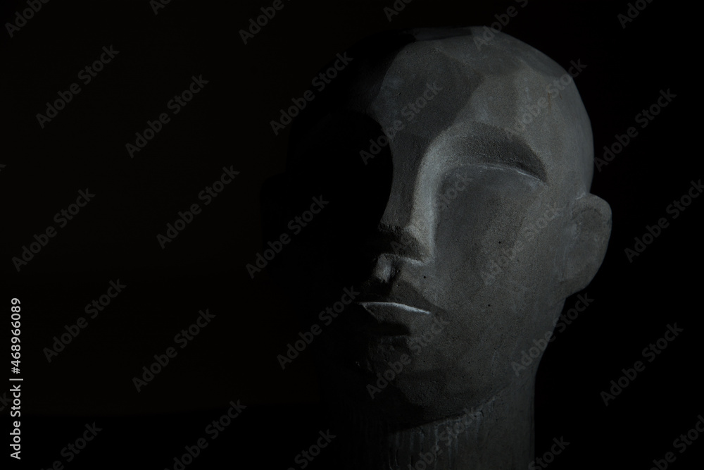 portret kamiennej głowy na czarnym tle - obrazy, fototapety, plakaty 
