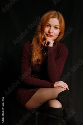 Junge hübsche Frau mit rotem Haar