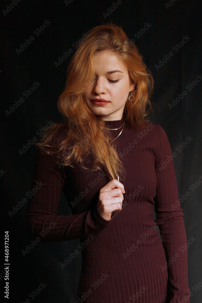 Fototapeta premium Junge hübsche Frau mit rotem Haar