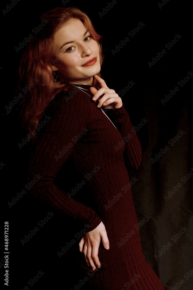Fototapeta premium Junge hübsche Frau mit rotem Haar