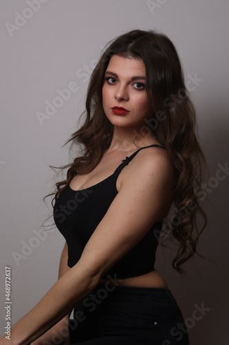 Wallpaper Mural Junge attraktive Frau mit langem, dunklen Haar Torontodigital.ca