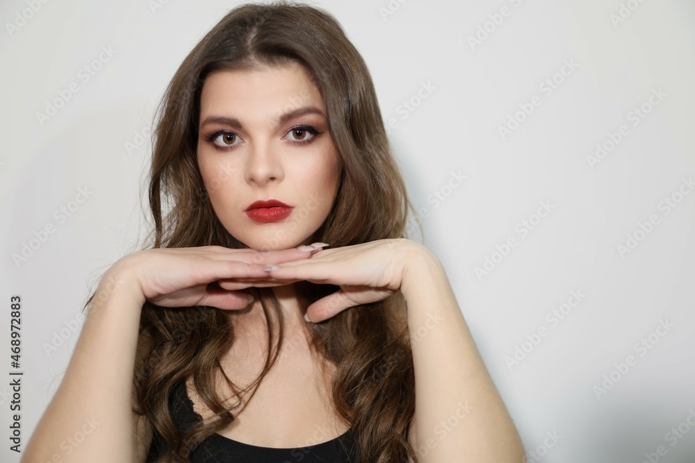 Junge hübsche Frau mit langen Haaren Junge hübsche Frau mit langen Haaren