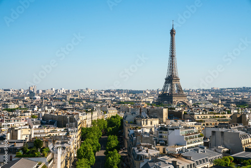 Fototapeta Naklejka Na Ścianę i Meble -  Paris street with view on the famous paris eiffel tower on a sunny day with some sunshine