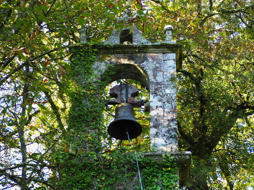 campanario de espadaña entre bosques, con campana, antiguo monasterio de san antolín de toques, la coruña, galicia, españa, europa 