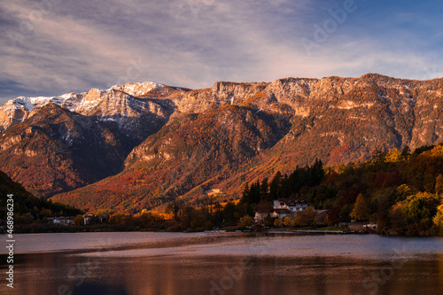 A frosty, sunny and sunny morning on Lake Monticolo in the Italian South Tyrol.