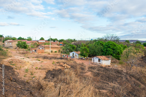 Poorly made houses with broken ceramic roof tiles in a settlement by the side of the road in Oeiras, Piaui (Northeast Brazil) © Helissa