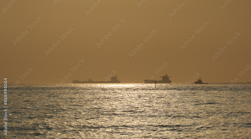 Navios ao nascer do sol Navios ao nascer do sol